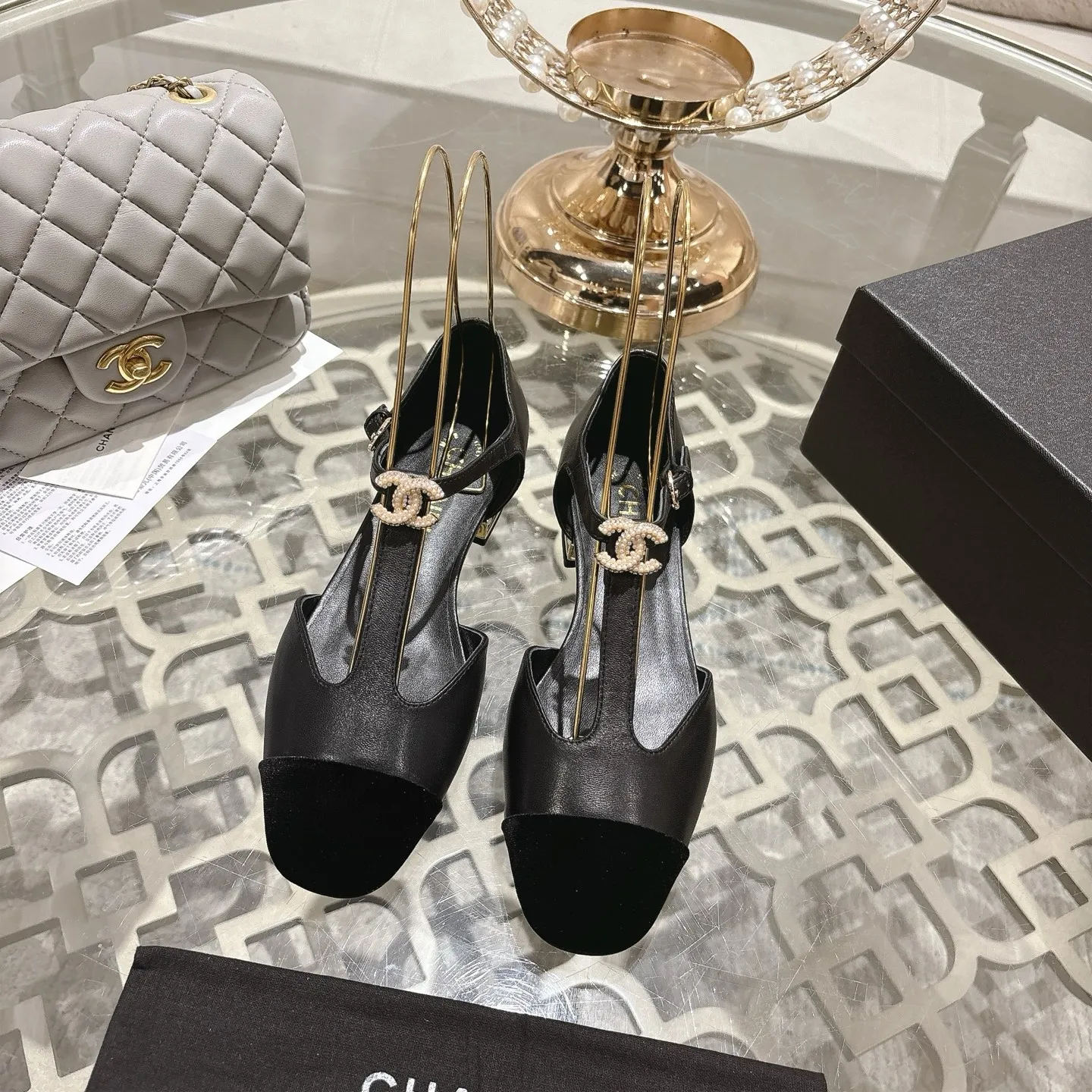 👟👟Ex-factory price 560👟👟 25ss early autumn new Xiaoxiang Chanel pearl double C buckle T-strap Mary Jane shoes pearl heel buckle shoes doll shoe design is so cute 💥The daughter of a rich family has the sense of sight, retro sweetness and age reduction! Mary Jane's unique noble texture allows you to practice various combinations of beauty. Beauty and comfort coexist. Who can not be tempted? The high-end simple style will never go out of style when worn again and again. It vividly interprets the charm of the exclusive fragrance. More possibilities for shaping. Original molded hardware buckle. Upper: lambskin. Lining: sheepskin. Outsole: genuine leather outsole imported from Italy. Size: 35-39 (40.41 custom-made, non-refundable).